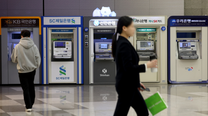 7월 대출 규제를 앞두고 대출 수요가 몰리면서 시중은행 가계대출이 이달 들어 3조원 가까이 급증한 모습이다. 사진은 지난달 시중은행 ATM기 모습. /사진=뉴시스