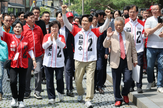 김문수 국민의힘 대통령 후보가 광주 5·18민주화운동 정신을 헌법 전문에 수록하고 제주 4·3사건 유족을 위한 의료·복지 시스템 확충을 약속했다. 사진은 김문수 국민의힘 대통령 후보가 17일 오후 전북 전주시 완산구 한옥마을 거리에서 도보유세를 하고 있는 모습. /사진=뉴스1