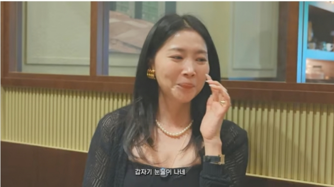 배우 오윤아가 발달장애를 가진 아들 송민군의 팔 수술 사실을 전하다가 눈물을 보였다. /사진=유튜브 채널 'Oh!윤아' 캡처 