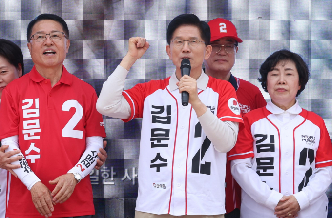 김문수 국민의힘 대통령 후보가 강력범죄에 한해 형사처벌을 받지 않는 '촉법소년'의 연령 기준을 만 14세 미만에서 만 12세 미만으로 낮추겠다고 공약했다. 사진은  김문수 국민의힘 대선후보가 17일 전북 전주시 완산구 전동성당 인근에서 공약발표 및 유세를 하고 있는 모습. /사진=뉴시스
