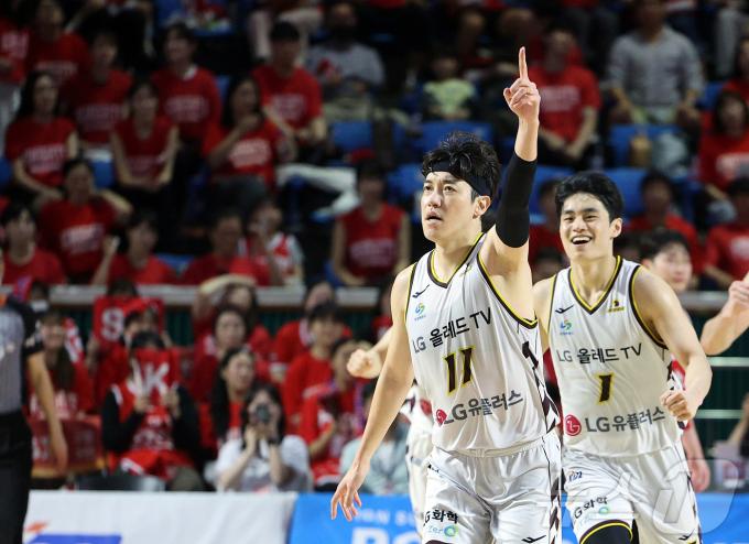 [뉴스1 PICK]창원 LG, 역스윕 위기 넘기고 창단 28년 만에 첫 정상 등극