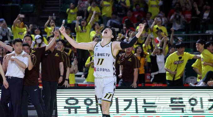 [뉴스1 PICK]창원 LG, 역스윕 위기 넘기고 창단 28년 만에 첫 정상 등극