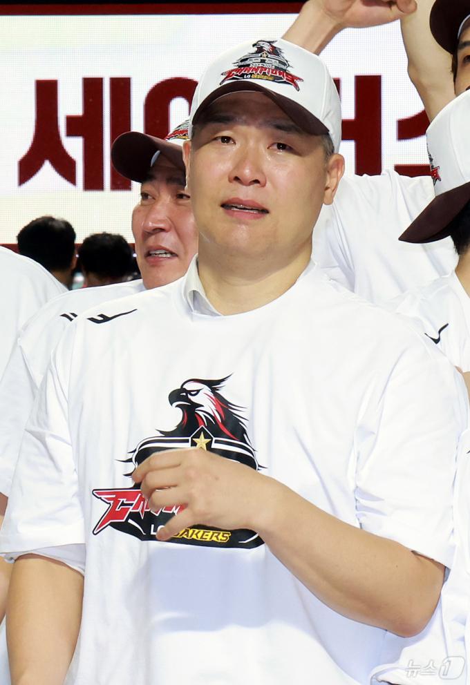 [뉴스1 PICK]창원 LG, 역스윕 위기 넘기고 창단 28년 만에 첫 정상 등극