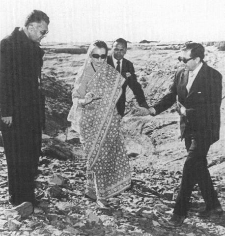 1974년 5월 18일 핵실험 현장을 방문한 인디라 간디 인도 총리. (출처: nuclearweaponarchive.org, CC BY-SA 4.0 <https://creativecommons.org/licenses/by-sa/4.0>, via Wikimedia Commons)