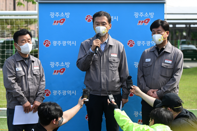 정일택(가운데) 금호타이어 대표이사가 지난 17일 발생한 광주 생산공장 화재에 대해 공식 사과하고 빠른 수습과 재발 방지 등을 약속했다. /사진=뉴시스