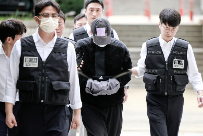 '손흥민 공갈사건'의 40대 남성이 복수의 언론에 제보하며 사례금을 요구한 것으로 전해졌다. 사진은 잉글랜드 프로축구 프리미어리그 토트넘 홋스퍼 주장 손흥민을 상대로 허위 임신을 주장하며 금품을 요구한 혐의를 받는 40대 남성 용씨가 지난 17일 서울 서초구 서울중앙지방법원에서 열린 영장실질심사에 출석한 모습. /사진=뉴시스
