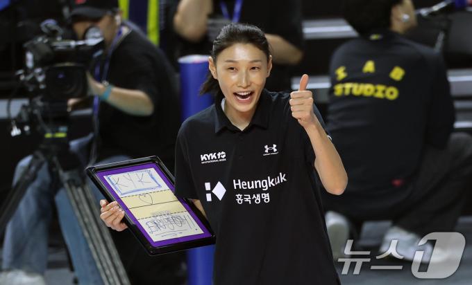 18일 인천시 삼산월드체육관에서 열린 'KYK INVITATIONAL(인비테이셔널) 2025' 세계 배구 올스타전 경기에서 스타팀 감독으로 나선 배구 레전드 김연경이 선수들을 격려하고 있다. 2025.5.18/뉴스1 ⓒ News1 이승배 기자