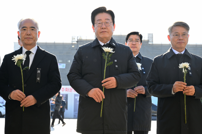 이재명을 가장 가까이서 지켜본 그는 이 후보를 "혜안이 있고 타인의 의견을 경청할 줄 아는, 이 두 가지를 모두 갖춘 유일한 대선 후보"라고 말했다. 사진은 더불어민주당 소속 의원들이 지난 1월 광주 동구 5·18민주광장에 마련된 제주항공 여객기 참사 광주시민분향소를 찾아 헌화하고 있다. 왼쪽부터 양부남 의원, 이재명 당대표, 이해식 의원, 민형배 의원. /사진=뉴시스