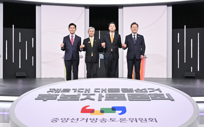 18일 서울 마포구 SBS프리즘타워에서 열린 중앙선거방송토론위원회 주관 제21대 대통령선거 후보자 토론회에서 각 정당 대선 후보들이 선전을 다짐하고 있다. 왼쪽부터 국민의힘 김문수, 민주노동당 권영국, 개혁신당 이준석, 더불어민주당 이재명 대선후보. / 사진=국회사진기자단 /사진=