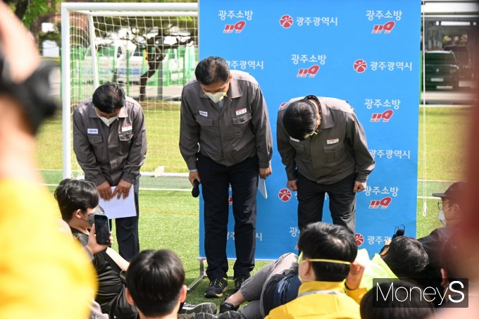 정일택 금호타이어 대표이사(가운데)를 비롯한 임직원들이 지난 17일 광주공장 정련공정동 화재 사고과 관련 사과하고 있다/사진=금호타이어 제공.