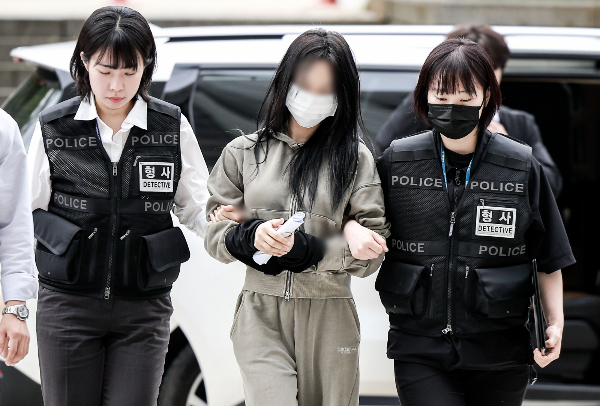 한국 축구 국가대표팀 주장 손흥민의 아이를 임신했다며 3억여원을 뜯어낸 혐의를 받는 20대 여성이 취재진 앞에 등장하는 과정에서 인권이 침해됐다는 논란이 일었다. 사진은 한국 축구 국가대표팀 주장 손흥민을 상대로 허위 임신을 주장하며 금품을 요구한 혐의를 받는 20대 여성 양씨가 영장실질심사에 출석하는 모습. /사진=뉴시스