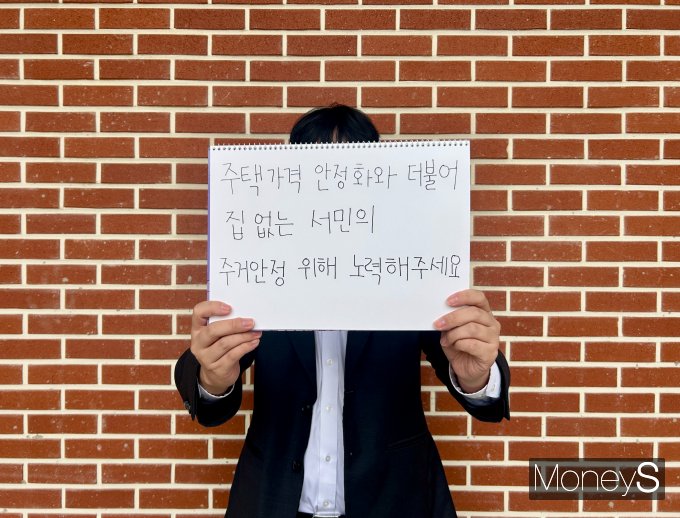서울 동작구 오피스텔에 거주하는 34세 직장인 이종윤(가명)씨는 인터뷰 내내 수차례 '현타'라는 표현을 썼다. 그에게 현타란 열심히 살면 보상이 따를 것이라는 신념이 부질없어지는 순간을 의미했다. 사진은 서울 동작구 오피스텔에 거주하는 34세 직장인 이종윤(가명)씨의 모습.  /사진=김성아 기자