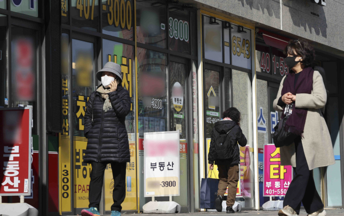부동산 자산 가치 상승폭이 임금 상승폭의 약 4배에 달하는 상황에서  부동산은 '노력'보다 '출발선'이 중요하다는 자각은 이제 청년들 사이에서 당연한 현실로 받아들여지고 있다. 사진은 지난 3월 서울 송파구의 한 부동산 단지 앞으로 시민들이 지나가고 있는 모습. /사진=뉴시스