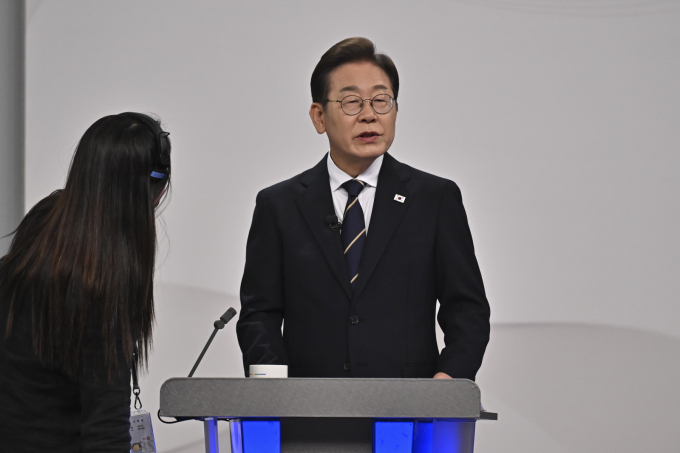 이재명 더불어민주당 대통령 후보가 차기 대선 다자대결 구도에서 지지율 50%를 넘기며 1위를 유지했다는 여론조사 결과가 나왔다. 사진은 이재명 더불어민주당 대선 후보가 18일 서울 마포구 SBS프리즘타워에서 열린 중앙선거방송토론위원회 주관 제21대 대통령선거 후보자 토론회 시작에 앞서 준비하는 모습. /사진=뉴시스
