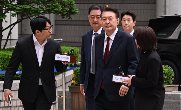 윤석열 전 대통령이 내란 우두머리 혐의 등 재판을 받기 위해 법원에 출석했다. 사진은 윤석열 전 대통령이 19일 오전 서울 서초구 중앙지방법원에서 열린 4차 공판에 출석하는 모습. /사진=뉴스1(공동취재단)