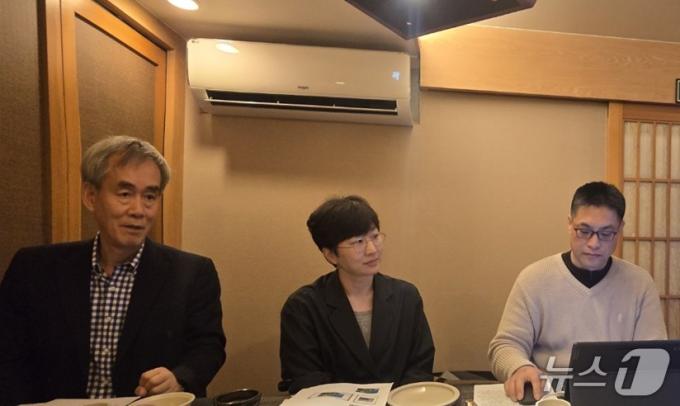 16일 서울 종로구 인사동 모처에서 진행된 기자간담회에서 (왼쪽부터) 마니프조직위원회 김영석 대표, 구윤정 갤러리아미 대표,  플랫폼 개발자가 아트서울전과 티마니프’ 플랫폼을 설명하고 있다. ⓒ 뉴스1 김정한 기자