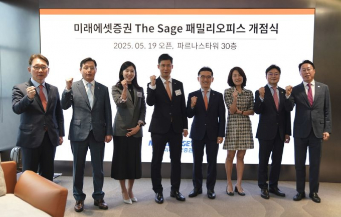 19일 개최된 미래에셋증권 The Sage 패밀리오피스 개점식에 김미섭 부회장(오른쪽부터 네번째)과 허선호 부회장(왼쪽부터 두번째)이 참석한 가운데 임직원들이 기념사진을 촬영하고 있다./사진=미래에셋증권