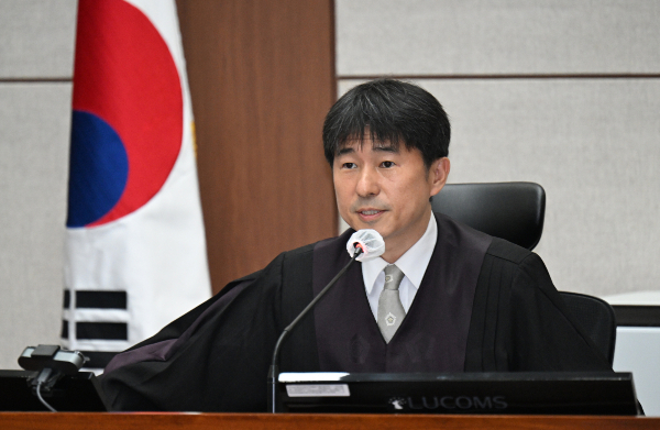 지귀연 서울중앙지법 부장판사가 자신을 둘러싼 룸살롱 접대 의혹에 대해 부인했다. 사진은 지귀연 부장판사가 윤석열 전 대통령의  내란 우두머리 혐의 형사재판 2번째 공판에서 발언하는 모습. /사진=뉴시스