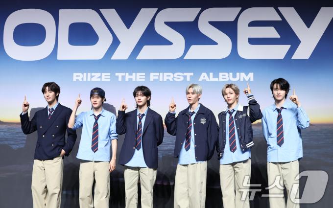라이즈(RIIZE) 앤톤(왼쪽부터)과 소희, 원빈, 은석, 쇼타로, 성찬이 19일 오전 서울 용산구 블루스퀘어에서 가진 첫 정규 앨범 '오디세이(ODYSSEY)' 발매 기념 쇼케이스에서 포즈를 취하고 있다. 2025.5.19/뉴스1 ⓒ News1 권현진 기자
