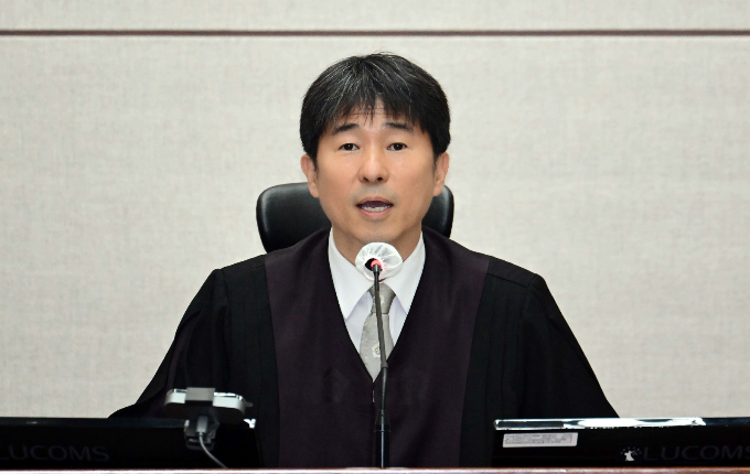 더불어민주당은 지귀연 서울중앙지법 부장판사가 룸살롱 접대 의혹을 전면 부인하자 증거 사진을 공개하기로 했다. 사진은 지난달 21일 윤석열 전 대통령의 내란 우두머리 혐의 재판 전 발언하는 지 판사. /사진=뉴스1
