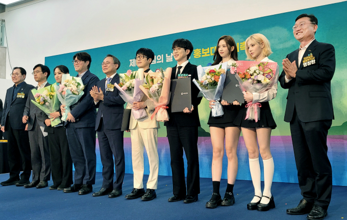 명창환 전남도 행정부지사(오른쪽 첫번째)가 19일 제6회 섬의 날 홍보대사 위촉식 후 관계자들과 기념촬영을 하고 있다./전남도
