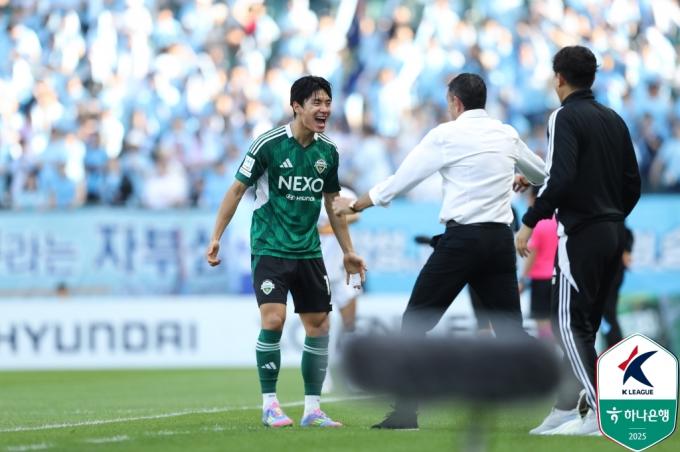 거스 포옛 감독의 두둑한 신뢰 속에서 잠재력을 표출하고 있는 전진우 (한국프로축구연맹 제공)