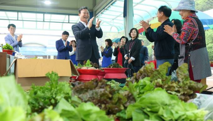 김성제 의왕시장(가운데)이 지난 15일 개장한 농산물 직거래 장터를 방문해 농민들을 격려하고 있다. /사진제공=의왕시