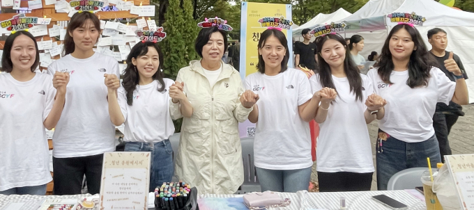 2024년 과천청년축제기획단 1기 축제에서 기획단원들과 함께하고 있는 신계용 과천시장(가운데).  /사진제공=과천시