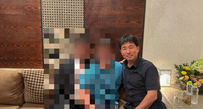 더불어민주당이 윤석열 전 대통령의 내란 혐의 재판을 심리 중인 지귀연 서울중앙지법 부장판사의 룸살롱 술 접대 의혹을 입증하겠다며 지 부장판사의 사진을 공개했다. 사진은 더불어민주당이 19일 공개한 지귀연 서울중앙지법 부장판사의 '룸살롱 술접대 의혹' 사진. /사진=민주당 제공