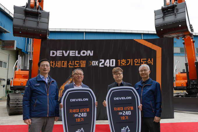 HD현대의 차세대 신모델 굴착기가 글로벌 공개 이후 첫 고객에게 인도됐다. 오른쪽 첫번째부터 오승현 HD현대인프라코어 사장, 이용철 청림환경 대표, 황의병 하나종합중기 대표, 문재영 HD현대인프라코어 건설기계사업본부장. /사진=HD현대인프라코어