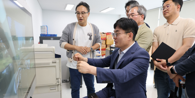 경기도경제과학진흥원 간부들이 19일 고양시 경기창업혁신공간에서 현장 첫 간부회의를 열고 기업관계자들과 소통하고 있다. /사진제공=경과원