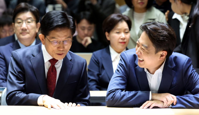  김문수 국민의힘 대선 후보와 이준석 개혁신당 대선 후보가 19일 오전 서울 중구 서울시청에서 열린 '약자와 동행하는 서울' 토론회에서 대화하고 있다. /사진=뉴시스 