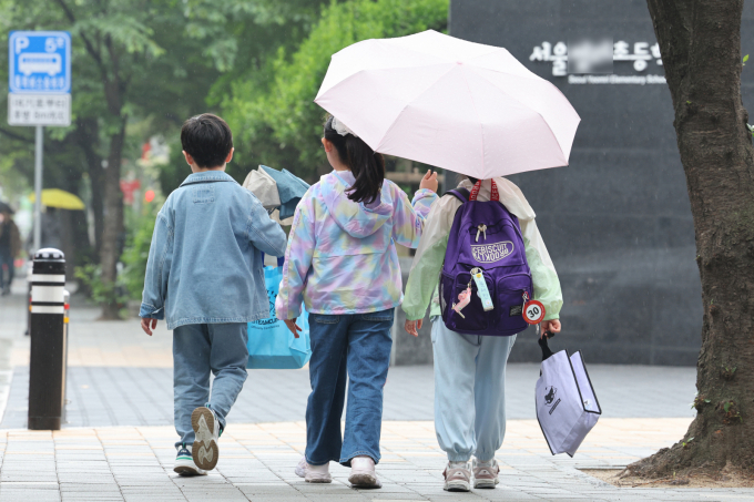 교육청의 과도한 학교시설 기부채납 요구 관행이 개선돼야 한다는 주택업계의 지적이 나온다. 사진은 서울의 한 초등학교로 학생들이 등교하는 모습. /사진=뉴스1