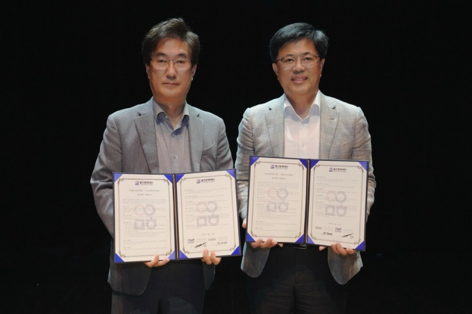 김혁수 용인문화재단 대표이사(왼쪽)와 정재연 춘천마임축제 이사장이 지난 15일 춘천시 몸짓극장에서 협약을 체결하고 기념 촬영하고 있다. /사진제공=용인문화재단