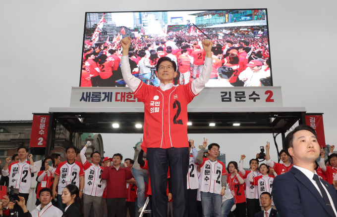 김문수 국민의힘 대선 후보가 19일 서울 중구 서울역광장에서 유세를 진행했다. 사진은 서울역광장에서 유권자에게 지지를 호소하는 김 후보. /사진=뉴시스(공동취재)