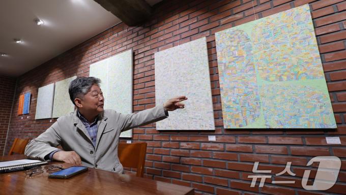 이창규 화백이 19일 서울 중구 정동 프란치스코회관 산다미아노 갤러리에서 뉴스1과 인터뷰를 갖고 있다. ⓒ News1 박지혜 기자