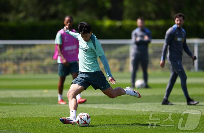 손흥민이 22일(한국시간) 열리는 2024-25 UEFA 유로파리그 결승 맨체스터 유나이티드전을 앞두고 훈련하고 있다. ⓒ AFP=뉴스 ⓒ 로이터=뉴스1
