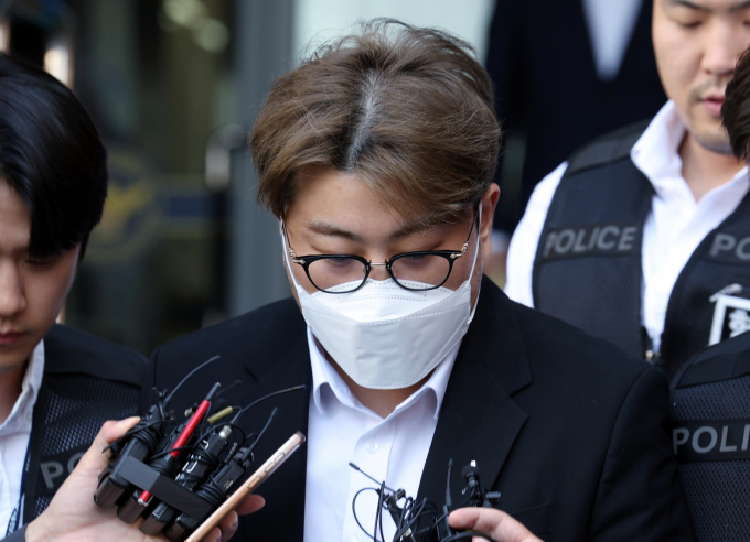 음주운전 뺑소니 사고로 재판에 넘겨진 트로트 가수 김호중이 상고를 포기했다. 사진은 지난해 5월 서울 강남경찰서에서 나와 검찰로 구속 송치된 가수 김호중. /사진=뉴스1