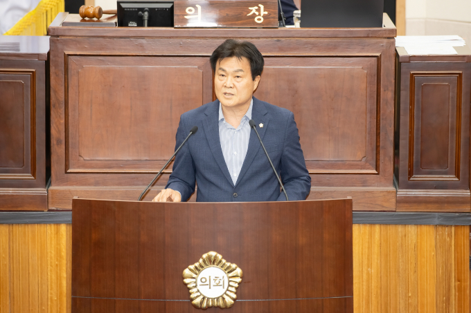 구미시의회 김영태 의원이 19일 열린 제287회 임시회 본회의에서 전동킥보드의 관리부실 등의 문제를 지적하는 5분발언을 하고 있다/사진제공=구미시의회