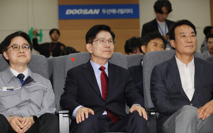 반면 김문수 후보는  '기업하기 좋은 나라'를 만들겠다며 총 근로시간은 유지하돼 유연근무 확대를 통한 주 4.5일제를 제시했다. 사진은 김문수 국민의힘 대선 후보가 지난 14일 경남 창원시 두산에너빌리티를 방문해 설명을 듣고 있는 모습. /사진=뉴시스