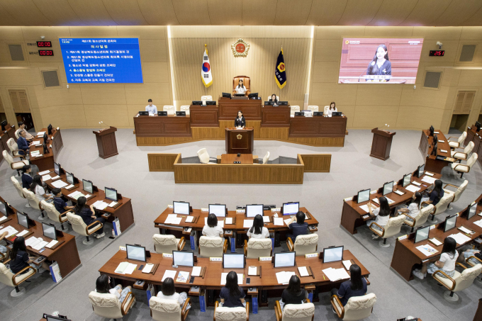 12일 청송여자고등학교 학생들이 경상북도의회_'청소년의회교실'에 참여해 의정활동을 체험하고 있다/사진제공=경북도의회