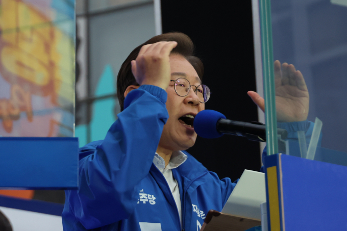 이재명 더불어민주당 대통령 후보가 제21대 대선 재외국민 투표가 시작되자 "멀리서도 빛나는 여러분의 애국심이 투표용지에 찍히는 한 표로 이어질 때 대한민국은 더 강해질 것"이라며 투표를 독려했다.사진은 이재명 더불어민주당 대선 후보가 19일 서울 마포구 KT&G 상상마당 인근에서  방탄유리가 설치된 유세차에 올라 유세하고 있는 모습. /사진=뉴시스