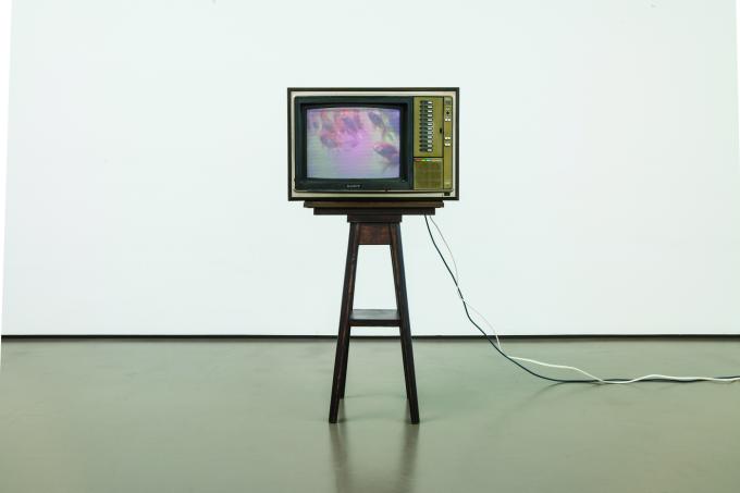 박현기, 〈무제(TV 어항)〉, 1979(2016 부분 재제작), 단채널 비디오, 컬러, 무음, 모니터, 나무 스툴, 82분47초, 109&times;57&times;43cm, 유일본, 서울시립미술관 소장. (서울시립미술관 제)
