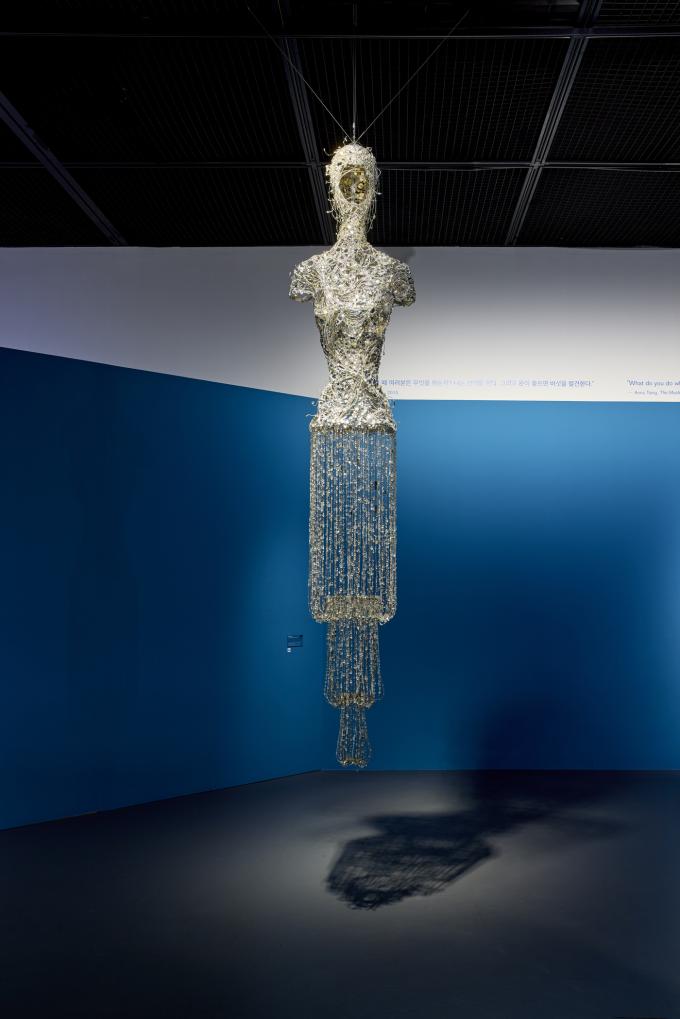 이불, 〈무제〉, 2006, 니켈 크롬 와이어에 크리스털, 유리, 아크릴 비즈, 스테인리스 스틸 골조, 320&times;62&times;32cm, 서울시립미술관 소장. (서울시립미술관 제공)