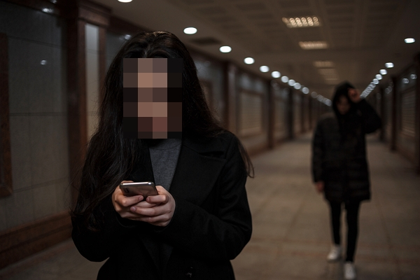 여학생을 대상으로 휴대전화를 빌리는 낯선 사람에 대해 주의를 당부하는 아파트 공지문이 붙었다. 사진은 기사의 이해를 돕기 위한 자료 이미지. /이미지=이미지투데이
