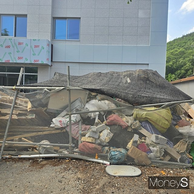 불이 나기좋은 폐기물 더미 근처에서 담배 등을 피운 흔적이 있다./사진=황재윤 기자