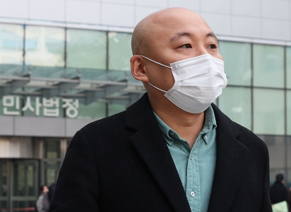 웹툰작가 주호민 자녀를 정서적으로 학대했다는 혐의를 받는 특수교사에 대한 상고심이 열린다. 사진은 웹툰작가 주호민이 '주호민 아들 학대 혐의'를 받는 특수교사에 대한 1심 이후 수원지방법원을 나서는 모습. /사진=뉴스1