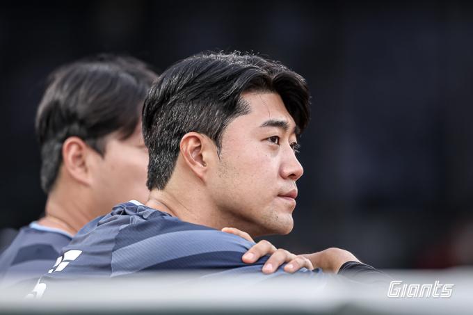 롯데 자이언츠 투수 윤성빈(왼쪽). (롯데 자이언츠 제공)