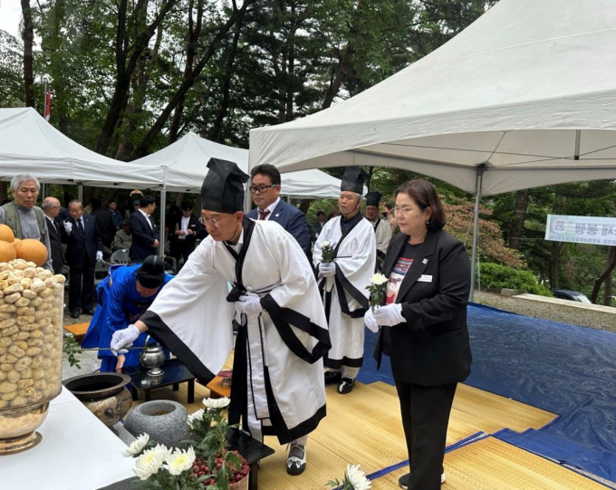 전진선 양평군수가 지난 19일 용문산전투 전적비 앞에서 열린 제16회 용문산전투참전 전몰장병 추모 위령제에서 헌화를 하고 있다. /사진제공=양평군