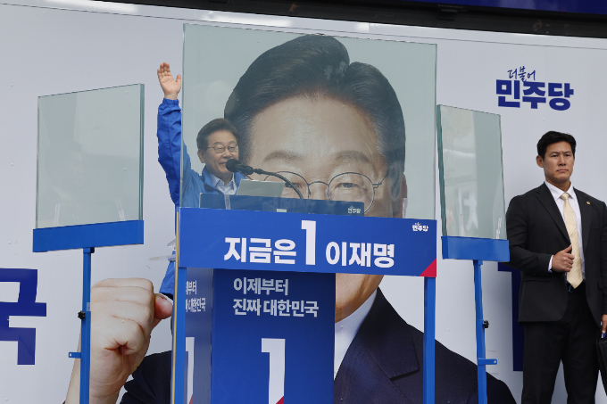 이재명 더불어민주당 대선후보가 배우자 TV 생중계 토론에 대해 회의적인 입장을 전했다. 사진은 20일 경기 의정부 태조이성계상 앞에서 유세를 펼치는 이 후보. /사진=뉴스1